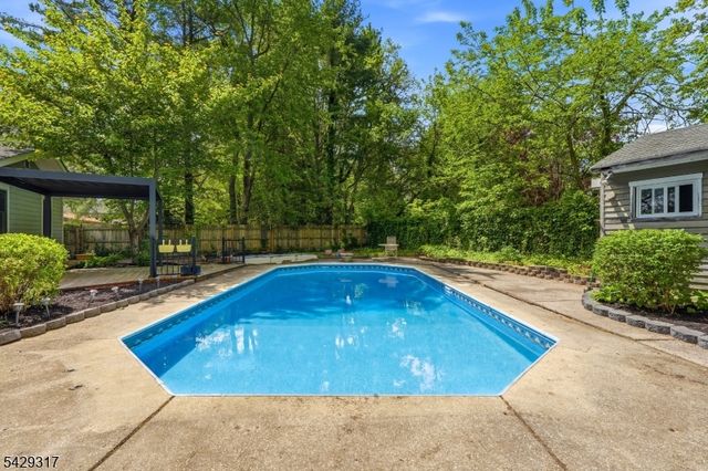 710 Viscount Dr, Toms River Township, NJ 08753