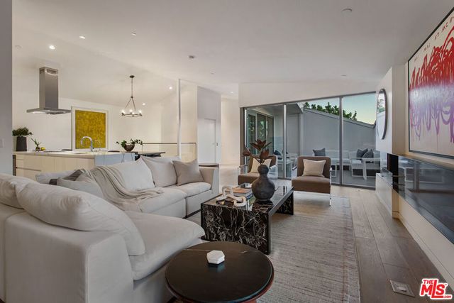 8600 Wilshire Boulevard TH2, Beverly Hills, CA 90211