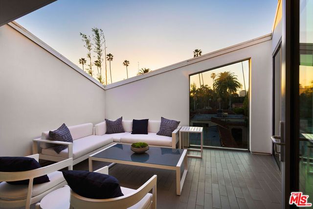 8600 Wilshire Boulevard TH2, Beverly Hills, CA 90211