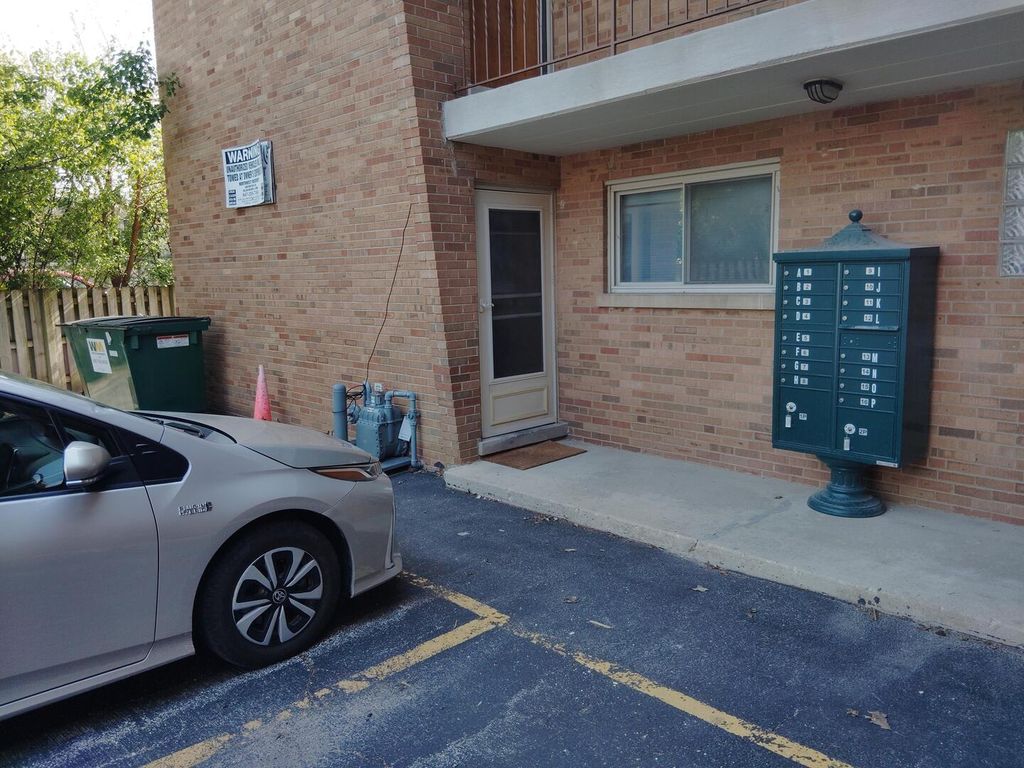 16 N Garfield Street 2A, Lombard, IL 60148