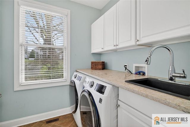10 Evans Drive, Cranbury, NJ 08512