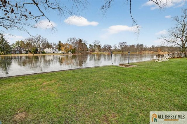 10 Evans Drive, Cranbury, NJ 08512