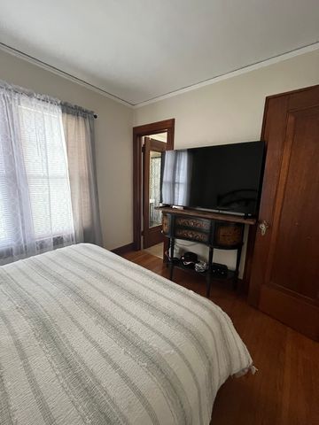 206 OAK Street 1R, Elgin, IL 60123