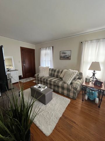 206 OAK Street 1R, Elgin, IL 60123