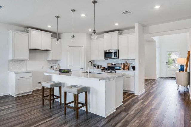 200 Childress ST, Hutto, TX 78634