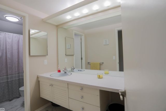 8693 Hedgeway Drive, Shelby Twp, MI 48317