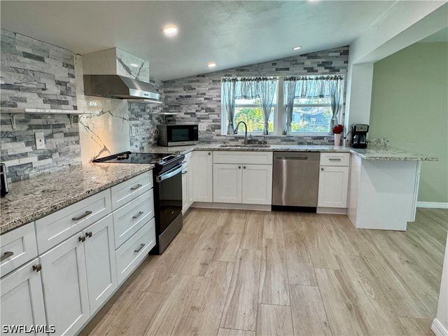 829 107th AVE N Unit 1, Naples, FL 34108