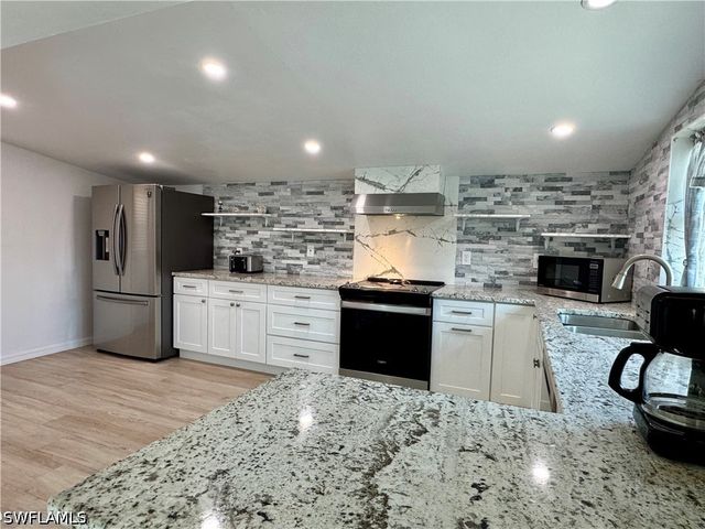 829 107th AVE N Unit 1, Naples, FL 34108