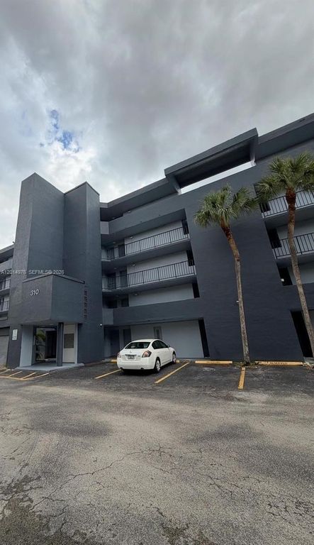 310 Fontainebleau Blvd 206, Miami, FL 33172