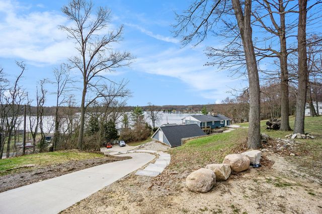 12349 N Sherman Lake Drive, Augusta, MI 49012