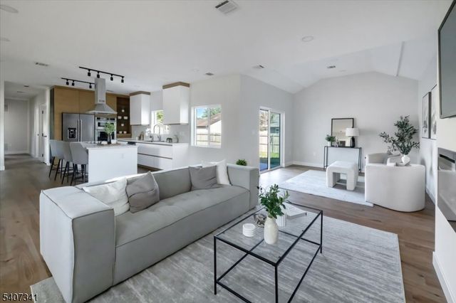 27 Sullivan Dr, Emerson Boro, NJ 07630