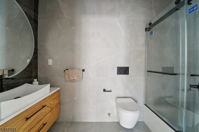 27 Sullivan Dr, Emerson Boro, NJ 07630