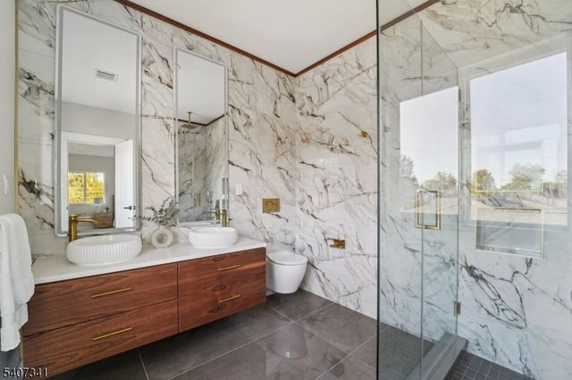 27 Sullivan Dr, Emerson Boro, NJ 07630