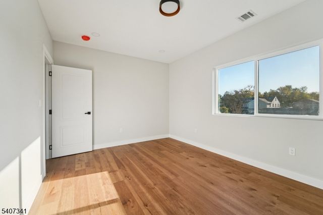 27 Sullivan Dr, Emerson Boro, NJ 07630