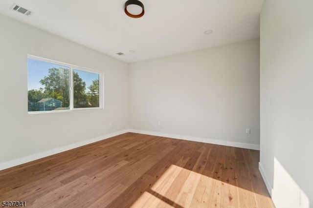 27 Sullivan Dr, Emerson Boro, NJ 07630