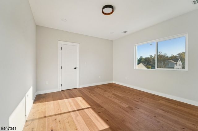 27 Sullivan Dr, Emerson Boro, NJ 07630