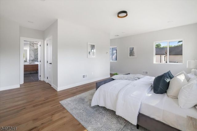 27 Sullivan Dr, Emerson Boro, NJ 07630