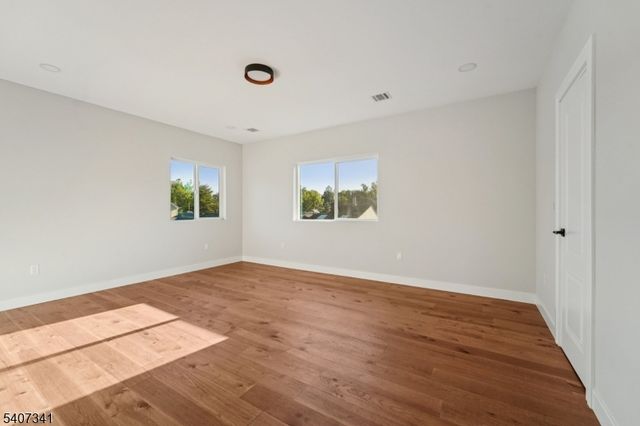 27 Sullivan Dr, Emerson Boro, NJ 07630