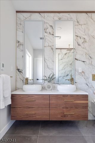 27 Sullivan Dr, Emerson Boro, NJ 07630