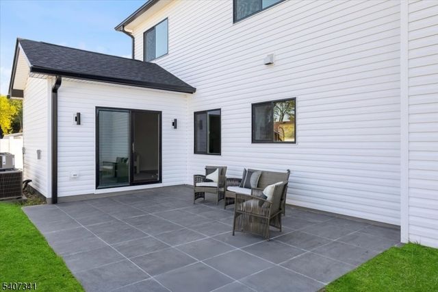 27 Sullivan Dr, Emerson Boro, NJ 07630