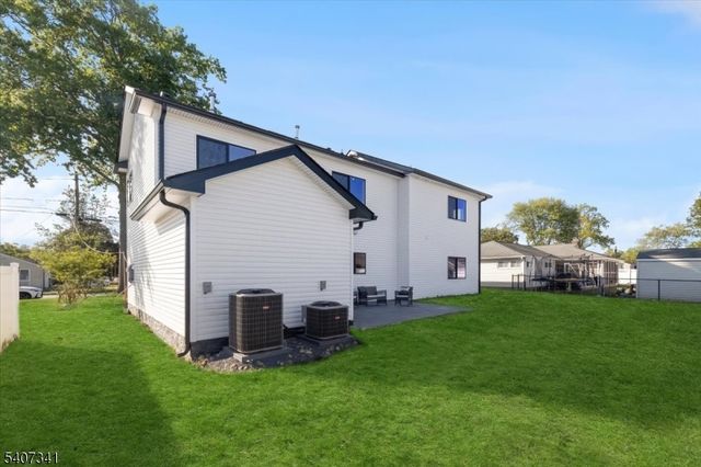 27 Sullivan Dr, Emerson Boro, NJ 07630