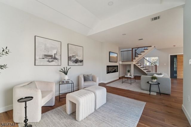 27 Sullivan Dr, Emerson Boro, NJ 07630