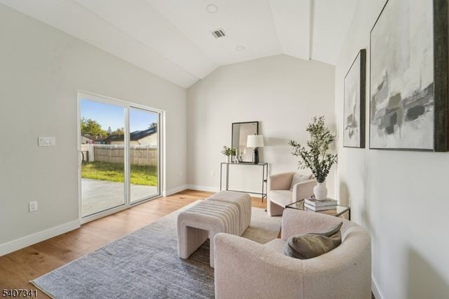 27 Sullivan Dr, Emerson Boro, NJ 07630