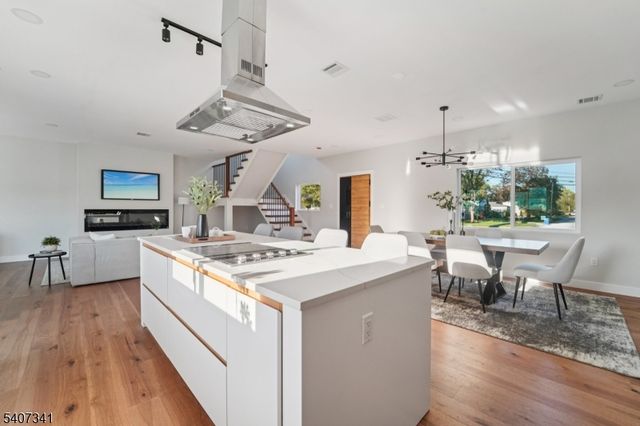 27 Sullivan Dr, Emerson Boro, NJ 07630