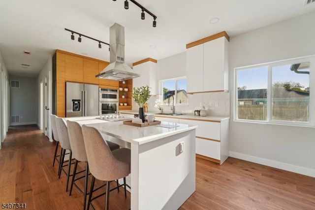 27 Sullivan Dr, Emerson Boro, NJ 07630