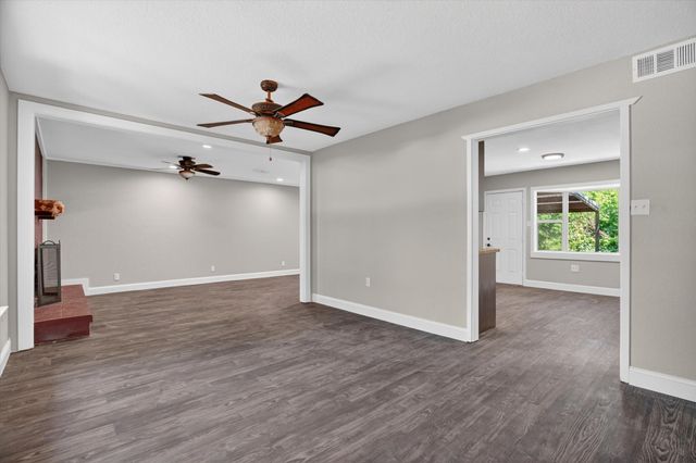 102 Live Oak Lane, Weatherford, TX 76086