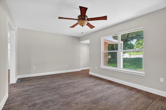 102 Live Oak Lane, Weatherford, TX 76086