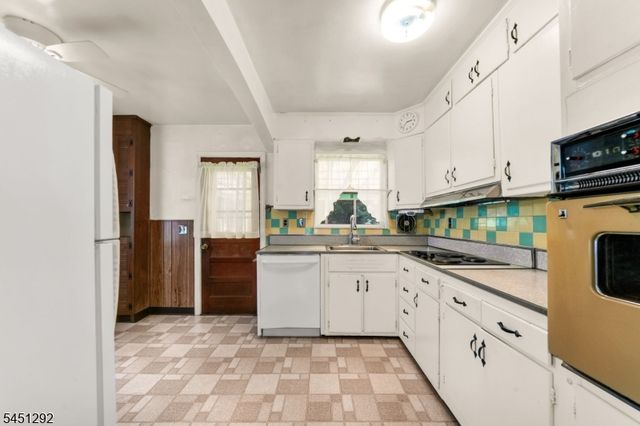 30 Pequannock Ave, Pompton Lakes Boro, NJ 07442