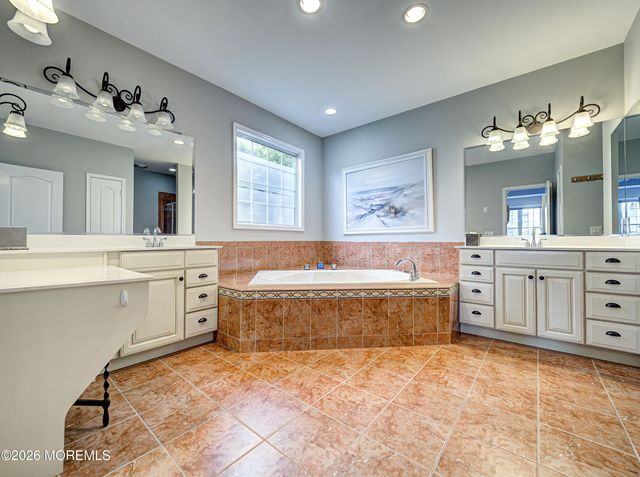 5 W Parsonage Way, Manalapan, NJ 07726