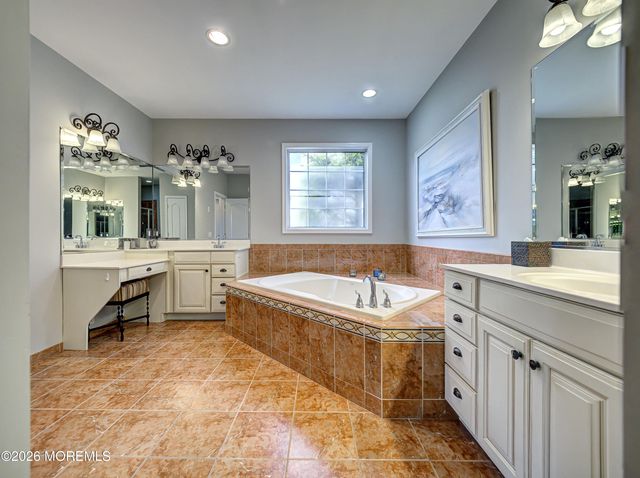 5 W Parsonage Way, Manalapan, NJ 07726