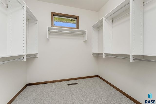 8709 W Rathburn St Street, Sioux Falls, SD 57106