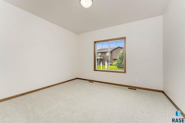 8709 W Rathburn St Street, Sioux Falls, SD 57106