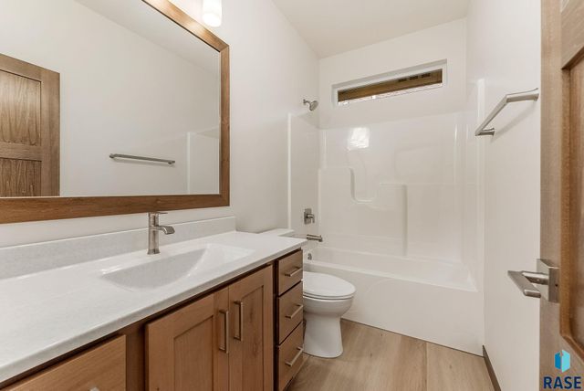 8709 W Rathburn St Street, Sioux Falls, SD 57106