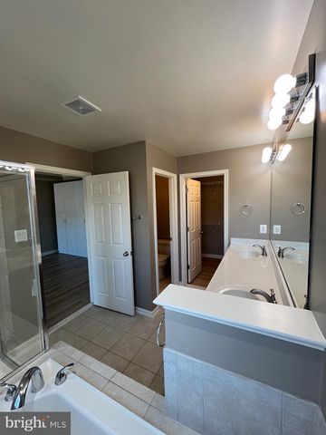 42253 DEAN CHAPEL SQ, Chantilly, VA 20152