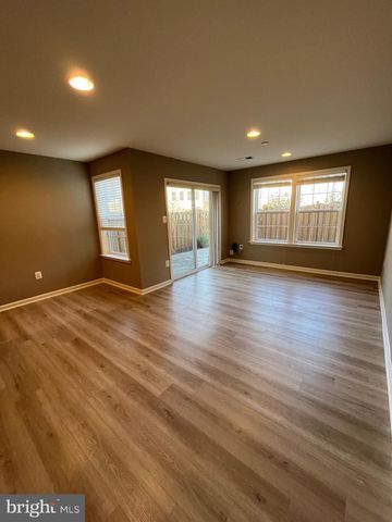 42253 DEAN CHAPEL SQ, Chantilly, VA 20152