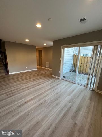 42253 DEAN CHAPEL SQ, Chantilly, VA 20152