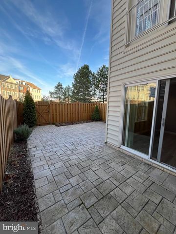 42253 DEAN CHAPEL SQ, Chantilly, VA 20152