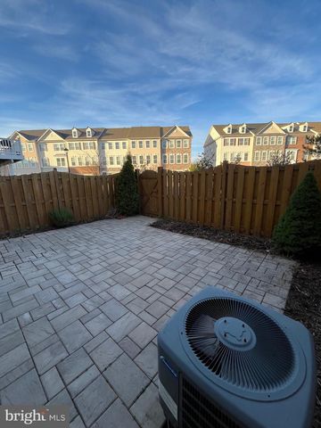 42253 DEAN CHAPEL SQ, Chantilly, VA 20152