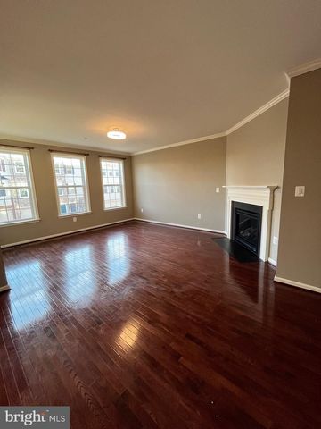 42253 DEAN CHAPEL SQ, Chantilly, VA 20152
