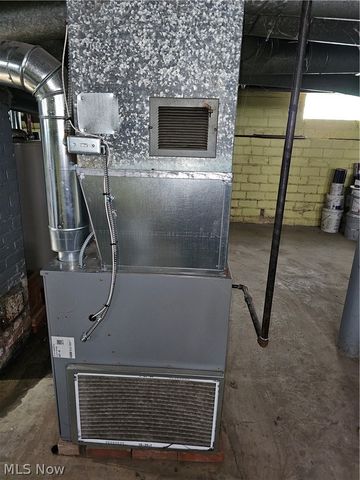 832 hoover Road, Cleveland, OH 44119