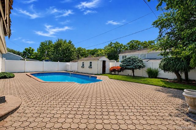 12 Cable Lane, Hicksville, NY 11801