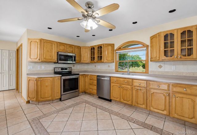12 Cable Lane, Hicksville, NY 11801
