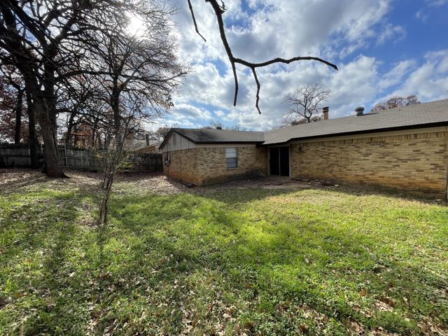 4805 Crestmont Court, Arlington, TX 76017