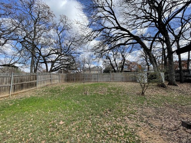 4805 Crestmont Court, Arlington, TX 76017