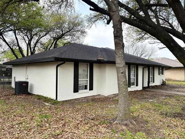 210 Hacienda Drive, Waxahachie, TX 75165