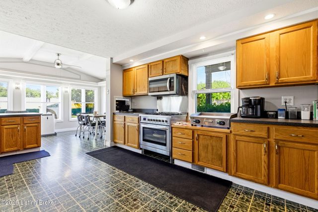 4212 Bubbling Over Dr, Louisville, KY 40216